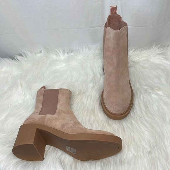 Dolce Vita NWOT Gage Blush Suede Crepe Heel Booties Sz 8.5 - Picture 1 of 6